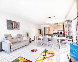 Stilvolles Wohnzimmer im Ferienhaus Delfien First, Koksijde, Westflandern, mit moderner Einrichtung und viel natrlichem Licht.