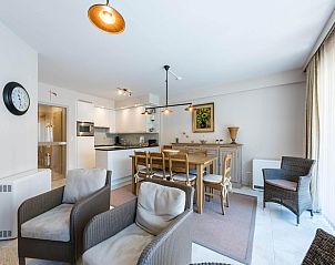 Gemtliches Wohnzimmer im ersten Ferienhaus in Guernsey, Koksijde, Westflandern, mit moderner Kche und bequemer Sitzecke.