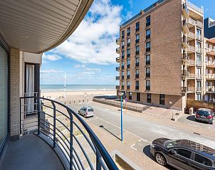 Blick vom Balkon des ersten Ferienhauses von Guernsey in Koksijde, Westflandern, auf das Meer und den Strand.