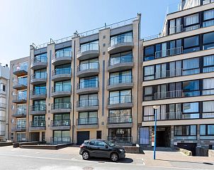 Guernsey erstes Ferienhaus in Koksijde, Westflandern, mit moderner Architektur und Balkonblick auf die Kstenumgebung.