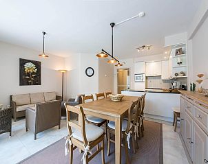 Gemtliches Interieur des ersten Ferienhauses von Guernsey in Koksijde, Westflandern, mit groem Ess- und Wohnbereich.