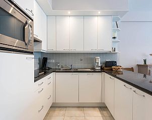 Moderne Kche im Ferienhaus Guernsey first, Koksijde, Westflandern. Stilvolles Layout mit Gerten und reichlich Arbeitsflche.