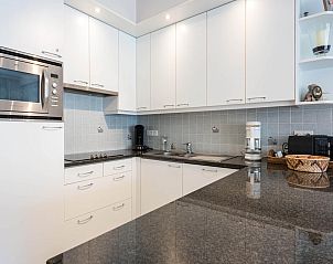 Moderne Kche im Ferienhaus Guernsey first, Koksijde, Westflandern, mit stilvoller Einrichtung und hochwertigen Gerten.