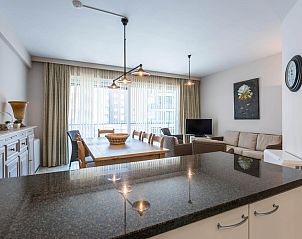 Gemtliches Interieur des ersten Ferienhauses von Guernsey in Koksijde, Westflandern, mit grozgigem Wohn- und Essbereich.