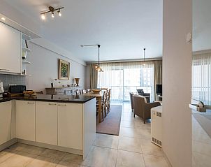 Gerumiges Wohnzimmer im ersten Ferienhaus auf Guernsey, Koksijde, mit moderner Kche und viel natrlichem Licht in Westflandern, Belgien.