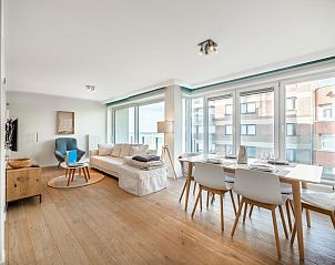 Gerumiges Wohnzimmer des dritten Ferienhauses De Dijk in Koksijde, Westflandern, mit moderner Einrichtung und viel natrlichem Licht.