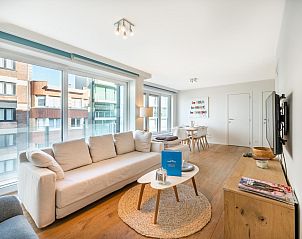 Blick vom Balkon von De Dijk third, einem Ferienhaus in Koksijde, Westflandern, mit Panoramablick auf das Meer und die Strandumgebung.