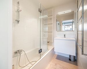 Moderne Kche im Ferienhaus De Dijk third in Koksijde, Westflandern, mit Luxus-Kaffeemaschine und stilvollem Splbecken.