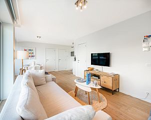 Modernes Badezimmer im dritten Ferienhaus De Dijk, Koksijde, Westflandern, mit luxuriser Dusche und elegantem Waschbecken.