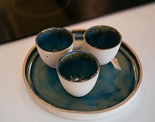 Gerumiges Wohnzimmer des Ferienhauses De Dijk third in Koksijde, Westflandern, mit moderner Einrichtung und viel natrlichem Licht.