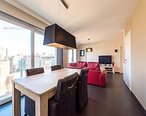 Gemtliches Wohnzimmer des sechsten Ferienhauses De Dijk in Koksijde, Westflandern, mit moderner Einrichtung und weitem Blick in die Umgebung.