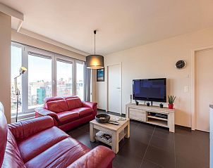 Gemtliches Wohnzimmer im Ferienhaus De Dijk sixth, Koksijde, mit moderner Einrichtung und Blick auf die Stadt Westflandern, Belgien.