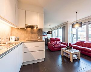 Moderne Kche und gemtliches Wohnzimmer im Ferienhaus De Dijk zesde, Koksijde, Westflandern, ideal fr einen entspannten Aufenthalt.