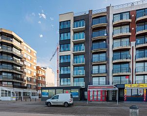 De Dijk sixth, eine moderne Ferienwohnung in Koksijde, Westflandern, mit Blick auf die belebte Strae und die nahe gelegenen Annehmlichkeiten.