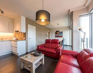 Gemtliches Wohnzimmer des sechsten Ferienhauses De Dijk in Koksijde, Westflandern, mit moderner Einrichtung und groer Sitzecke.