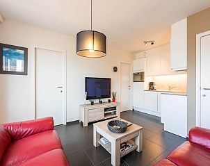 Modernes Wohnzimmer im Ferienhaus De Dijk sixth in Koksijde, Westflandern, mit komfortablen Mbeln und offener Kche.