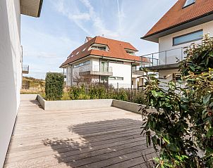 Genieen Sie die gerumige Terrasse des ebenerdigen Ferienhauses Tinou in Koksijde, Westflandern, umgeben von moderner Architektur.