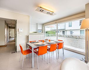 Esszimmer des Ferienhauses Tinou im Erdgeschoss in Koksijde, Belgien, mit moderner Einrichtung und viel natrlichem Licht.