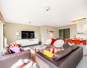 Stilvolles Wohnzimmer des Tinou Ferienhauses im Erdgeschoss in Koksijde, Westflandern, mit moderner Einrichtung und bequemer Sitzecke.