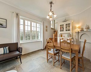 Moderne Kche im Ferienhaus Le Cozy in Koksijde, Westflandern, Belgien, mit Blick auf die grne Umgebung.