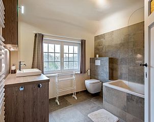 Modernes Badezimmer im Ferienhaus Le Cozy in Koksijde, Westflandern, mit luxuriser Ausstattung und Blick auf die Natur.