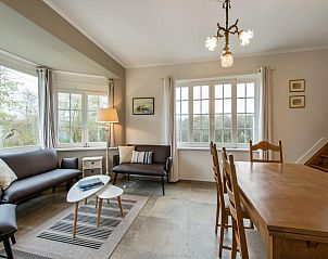Gemtliches Wohnzimmer im Ferienhaus Le Cozy, Koksijde, mit groen Fenstern und bequemer Sitzecke, ideal fr Entspannung in Westflandern.