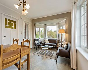 Gemtliches Wohnzimmer im Ferienhaus Le Cozy, Koksijde, mit viel Licht und bequemer Sitzecke in Westflandern, Belgien.