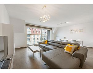 Modernes Wohnzimmer im Ferienhaus Delmar fourth, Koksijde, Belgien mit bequemer Sitzecke und groen Fenstern fr viel Tageslicht.