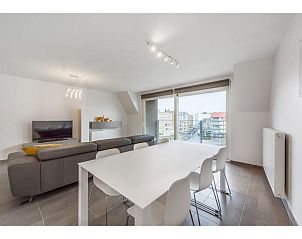 Modernes Wohnzimmer des Ferienhauses Delmar fourth in Koksijde, Westflandern, mit gerumiger Sitzecke und Stadtblick.