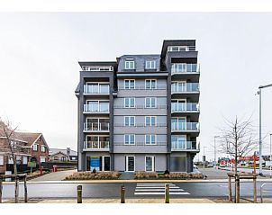 Delmar vierte Ferienwohnung in Koksijde, Westflandern, Belgien, modernes Gebude mit Balkonen und stdtischer Umgebung.
