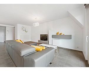 Modernes Wohnzimmer im Ferienhaus Delmar fourth in Koksijde, Westflandern, mit stilvoller Einrichtung und bequemer Sitzecke.