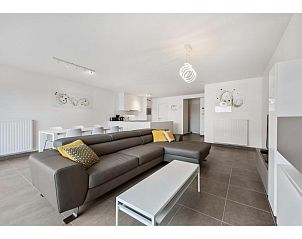 Stilvolles Wohnzimmer im Ferienhaus Delmar fourth, Koksijde, Westflandern mit moderner Einrichtung und bequemer Sitzecke.