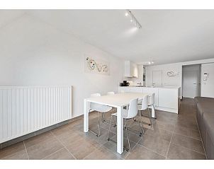 Moderne Essecke im Ferienhaus Delmar fourth, Koksijde, Westflandern. Gemtlicher Innenraum mit schlichtem Dekor und viel Licht.