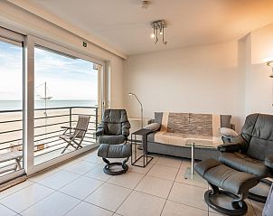 Luxurises Wohnzimmer des zweiten Ferienhauses Les Petrels in Koksijde, Westflandern, mit schnem Meerblick und bequemer Sitzecke.