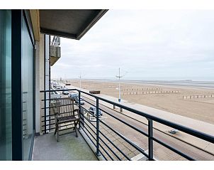 Genieen Sie den Strandblick vom Balkon des Ferienhauses Les Petrels second in Koksijde, Westflandern, Belgien.