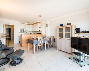 Gerumiges Wohnzimmer im zweiten Ferienhaus Les Petrels, Koksijde, Westflandern, mit moderner Einrichtung und bequemen Sitzgelegenheiten.