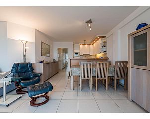 Gemtliches Wohnzimmer des zweiten Ferienhauses Les Petrels in Koksijde, Westflandern, mit moderner Kche und komfortabler Essecke.