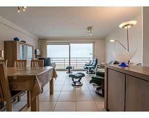 Gemtliches Wohnzimmer des Ferienhauses Les Petrels second in Koksijde, Westflandern, mit Meerblick und bequemer Sitzecke.