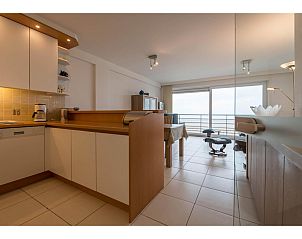 Moderne Kche und Essbereich im Ferienhaus Les Petrels second, Koksijde, Westflandern, mit Blick auf das Meer.