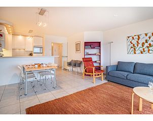 Gemtliches Wohnzimmer im vierten Ferienhaus Les Petrels, Koksijde, mit moderner Einrichtung und bequemer Sitzecke in Westflandern, Belgien.