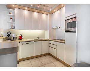 Moderne Kche im vierten Ferienhaus Les Petrels, Koksijde, Westflandern, Belgien. Stilvolle Einrichtung mit Einbaugerten.