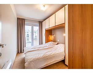 Gemtliches Schlafzimmer im vierten Ferienhaus Les Petrels, Koksijde, Westflandern, mit bequemem Bett und Blick auf die Umgebung.