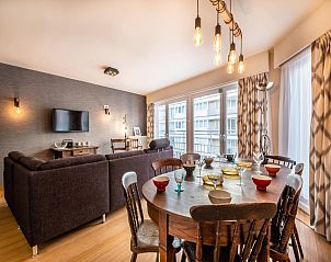 Gemtliches Wohnzimmer des Ferienhauses Neva troisime in Koksijde, Belgien, mit gerumigem Wohn- und Essbereich fr einen entspannten Aufenthalt.