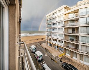 Blick vom Ferienhaus Neva troisime in Koksijde, Westflandern, mit Regenbogen ber Meer und Strand.