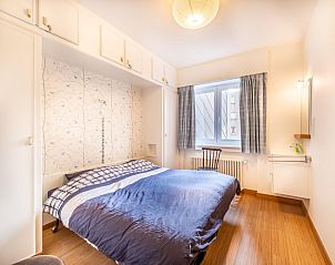 Gemtliches Schlafzimmer im Ferienhaus Neva troisime in Koksijde, Westflandern, mit bequemem Doppelbett und natrlichem Licht.