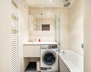 Modernes Badezimmer im Ferienhaus Neva troisime, Koksijde, Westflandern mit Waschmaschine und Dusche.