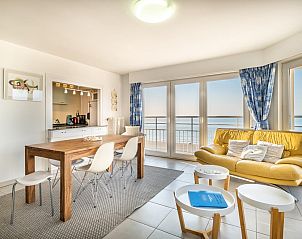 Helles Wohnzimmer im Ferienhaus Neva Cinq, Koksijde, mit Meerblick durch groe Fenster. Gemtlicher Raum in Westflandern, Belgien.