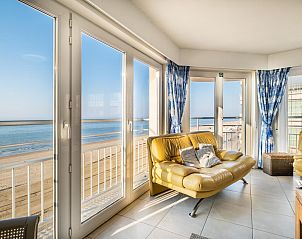 Das Ferienhaus Neva cinq in Koksijde, Westflandern, bietet vom hellen Wohnzimmer mit gemtlicher Sitzecke aus einen schnen Meerblick.