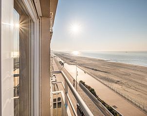 Blick auf den Strand vom Ferienhaus Neva cinq in Koksijde, Westflandern, mit einem herrlichen Sonnenaufgang ber dem Meer.