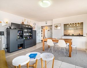 Stilvolles Wohnzimmer des Ferienhauses Neva Cinq in Koksijde, Westflandern, mit moderner Einrichtung und gerumiger Kche.